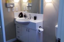 IMG0420 R9 bathroom2